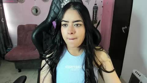 Snapshot of vio_let_ chatting on October 21, 2025, 12:28 pm Daniela online show from October 21, 2025, 12:28 pm