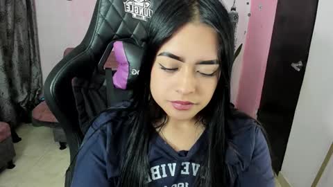 Snapshot of vio_let_ chatting on October 26, 2025, 3:34 am Daniela online show from October 26, 2025, 3:34 am