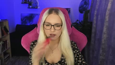 Snapshot of violamore chatting on April 6, 2026, 5:36 pm violamore online show from April 6, 2026, 5:36 pm