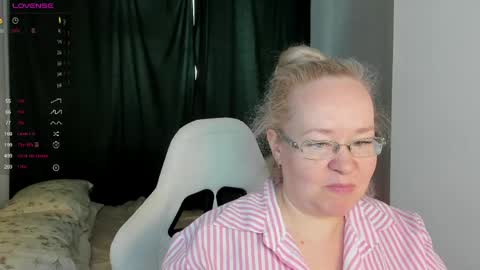 Snapshot of violasmithh chatting on May 20, 2026, 4:40 am violasmithh online show from May 20, 2026, 4:40 am