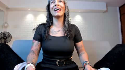 Snapshot of violeet_scott chatting on January 22, 2025, 10:50 am Violett Everyday From 0530 to 1430 Col Time online show from January 22, 2025, 10:50 am