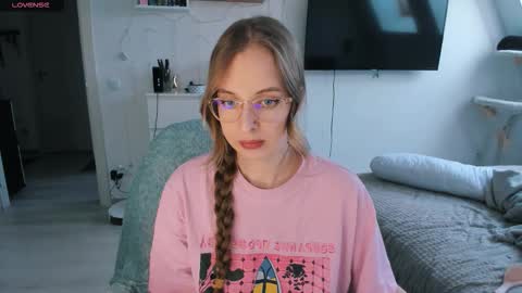 Snapshot of violet_blue_eyes chatting on February 16, 2026, 12:56 pm Violet online show from February 16, 2026, 12:56 pm