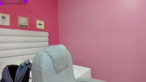 Snapshot of violet_sinclair chatting on June 6, 2026, 11:37 am violet_sinclair online show from June 6, 2026, 11:37 am