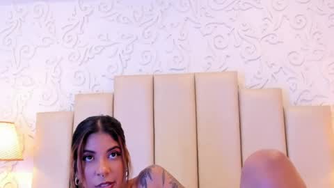 Snapshot of violetahills_ chatting on April 28, 2026, 5:29 pm Violeta online show from April 28, 2026, 5:29 pm
