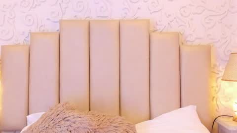 Snapshot of violetahills_ chatting on May 19, 2026, 4:02 pm Violeta online show from May 19, 2026, 4:02 pm