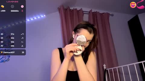 Snapshot of violetamelia chatting on March 8, 2026, 5:39 pm Eva online show from March 8, 2026, 5:39 pm