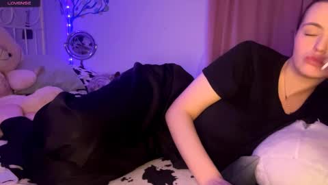 Snapshot of violetamelia chatting on March 22, 2026, 3:04 pm Eva online show from March 22, 2026, 3:04 pm