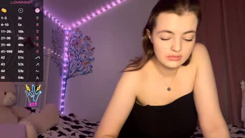 Snapshot of violetamelia chatting on April 6, 2026, 6:20 pm Eva online show from April 6, 2026, 6:20 pm