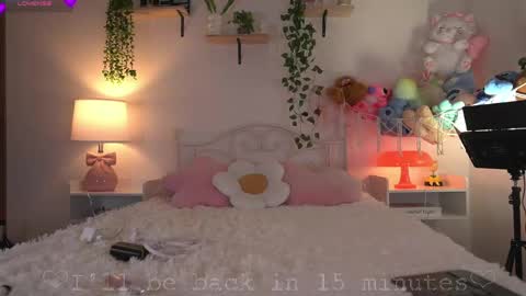 Snapshot of violeth___ chatting on May 22, 2026, 12:33 pm violeth___ online show from May 22, 2026, 12:33 pm