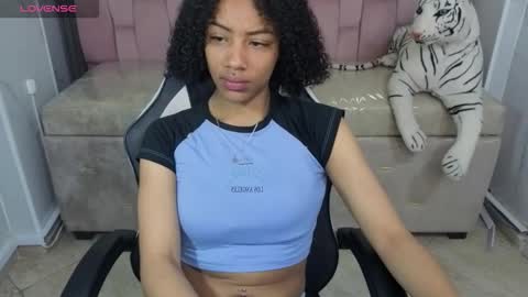 violeth_b online show from January 16, 2026, 1:04 pm