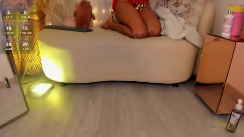 Snapshot of violett23_ chatting on October 22, 2025, 4:02 am violett23_ online show from October 22, 2025, 4:02 am