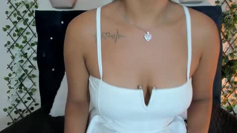 Snapshot of violett__rousee chatting on November 6, 2025, 4:19 pm violett rousee online show from November 6, 2025, 4:19 pm