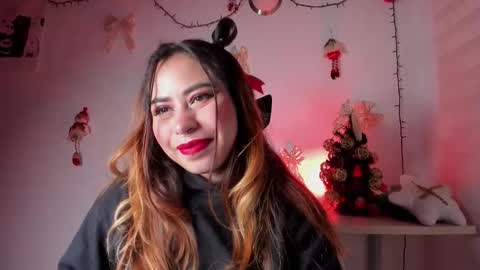 Snapshot of violett_red chatting on December 20, 2025, 11:45 pm Violeta online show from December 20, 2025, 11:45 pm