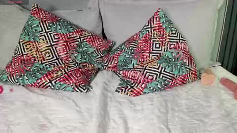 V I O L E T T E  online show from April 16, 2026, 9:39 pm