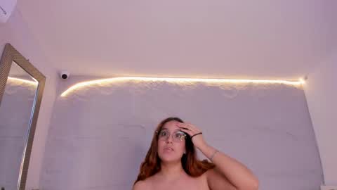 Snapshot of violettaevans_ chatting on January 7, 2025, 10:30 pm Violetta online show from January 7, 2025, 10:30 pm