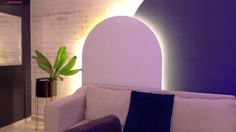 Violett Castel online show from March 7, 2026, 7:11 pm