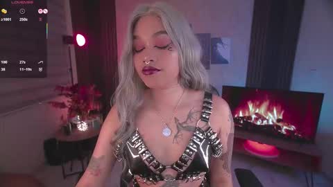 JULIE UWU online show from November 6, 2025, 8:43 pm