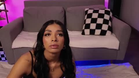 Snapshot of violettgrey_ chatting on February 17, 2026, 6:36 pm Violet online show from February 17, 2026, 6:36 pm