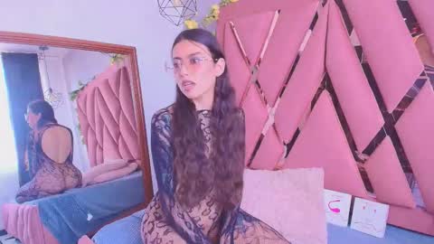 Snapshot of viollettaa_ chatting on September 12, 2025, 7:03 pm Violetta online show from September 12, 2025, 7:03 pm