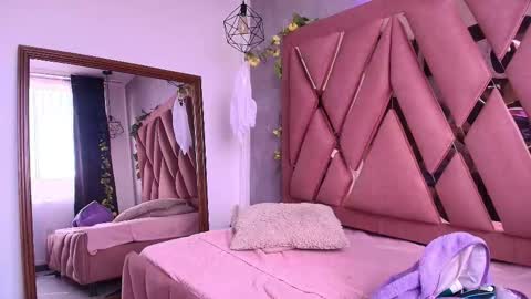 Snapshot of viollettaa_ chatting on November 8, 2025, 6:51 pm Violetta online show from November 8, 2025, 6:51 pm