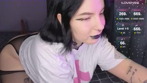 Snapshot of vivi__squirrel chatting on March 2, 2026, 4:47 am Vivi online show from March 2, 2026, 4:47 am