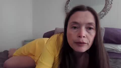 Snapshot of vivi_bee chatting on December 16, 2024, 2:27 pm vivian online show from December 16, 2024, 2:27 pm