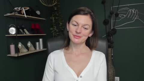 Snapshot of vivian_dream chatting on October 14, 2025, 5:52 am Vivian online show from October 14, 2025, 5:52 am