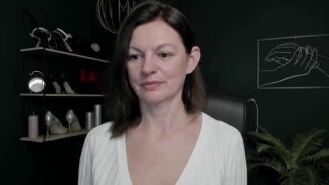 Snapshot of vivian_dream chatting on November 5, 2025, 6:57 am Vivian online show from November 5, 2025, 6:57 am