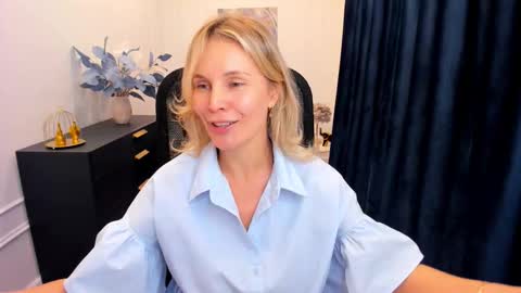 Snapshot of vivianlirei chatting on October 1, 2025, 12:33 pm Sinti online show from October 1, 2025, 12:33 pm