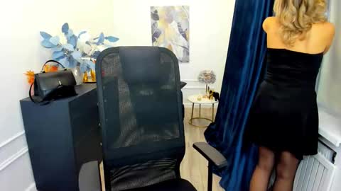 Snapshot of vivianlirei chatting on October 15, 2025, 11:32 am Sinti online show from October 15, 2025, 11:32 am