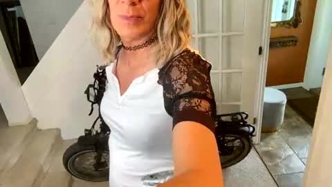 Snapshot of viviannexxx2022 chatting on June 13, 2026, 6:17 pm Vivlove online show from June 13, 2026, 6:17 pm