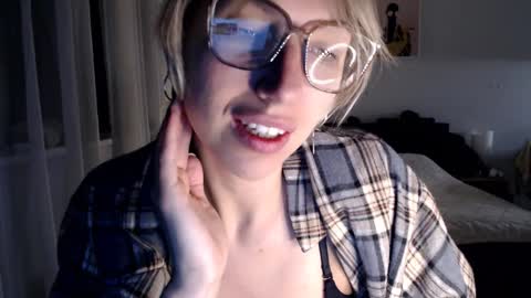 Snapshot of vivica_coke chatting on February 6, 2025, 4:10 am VI online show from February 6, 2025, 4:10 am