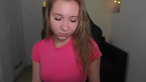 VivienVance online show from June 21, 2026, 1:24 pm