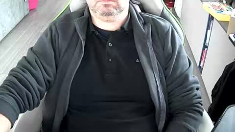 Snapshot of vonele chatting on December 17, 2025, 8:42 am Vonn online show from December 17, 2025, 8:42 am