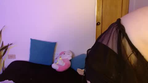 Snapshot of w_kittycat chatting on October 13, 2025, 2:50 pm kitty SUPORT ME AND MY BABY SINGLE MOMY online show from October 13, 2025, 2:50 pm