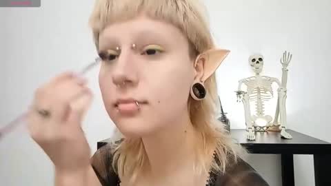 Snapshot of wandabeese chatting on October 26, 2025, 3:07 pm Lilly online show from October 26, 2025, 3:07 pm