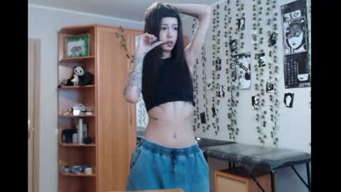 Snapshot of wavy_nights chatting on February 15, 2026, 12:03 pm Mina online show from February 15, 2026, 12:03 pm