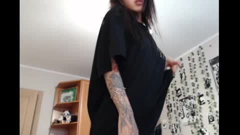 Snapshot of wavy_nights chatting on February 27, 2026, 10:37 am Mina online show from February 27, 2026, 10:37 am