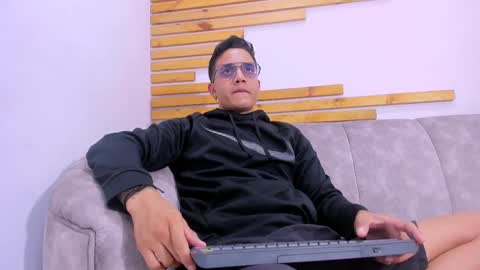 Jhonny Dick  his neighbors. online show from September 19, 2025, 7:14 pm