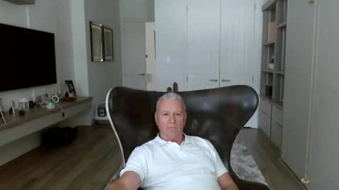Snapshot of wellmi chatting on June 11, 2026, 3:54 pm Exhibitionist online show from June 11, 2026, 3:54 pm