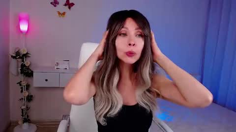 Snapshot of wendifoster chatting on November 6, 2025, 7:04 pm Wendi Foster online show from November 6, 2025, 7:04 pm