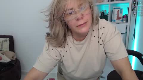 Snapshot of wet_liss chatting on February 23, 2025, 7:49 pm Diva online show from February 23, 2025, 7:49 pm