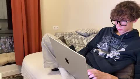 Snapshot of wheremydaydream chatting on November 28, 2025, 3:04 pm Mia Please help me to reach 100 thumps up online show from November 28, 2025, 3:04 pm