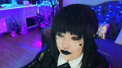 Snapshot of wickedxqueen chatting on January 1, 2025, 8:26 pm Laura online show from January 1, 2025, 8:26 pm