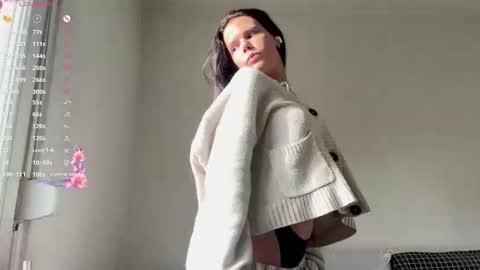 Mia online show from March 8, 2026, 3:05 pm