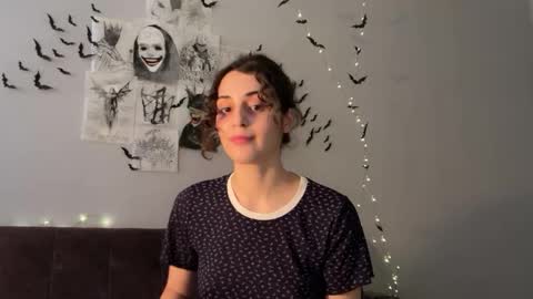 Snapshot of wonderland_stia chatting on October 29, 2025, 5:42 am Stia online show from October 29, 2025, 5:42 am