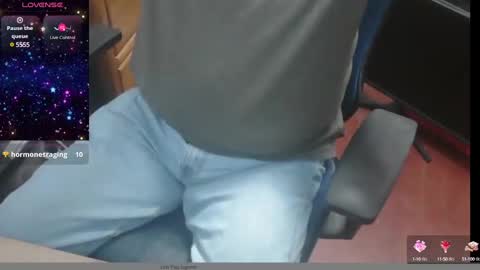 Snapshot of woodworker6473 chatting on December 25, 2024, 9:33 pm woodworker6473 online show from December 25, 2024, 9:33 pm