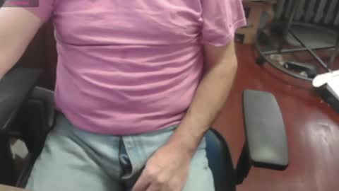 Snapshot of woodworker6473 chatting on September 29, 2025, 12:43 pm woodworker6473 online show from September 29, 2025, 12:43 pm