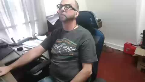 Snapshot of woodworker6473 chatting on October 15, 2025, 1:00 pm woodworker6473 online show from October 15, 2025, 1:00 pm