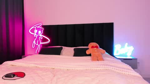 Snapshot of wowlovie666 chatting on December 23, 2024, 2:02 am Emi online show from December 23, 2024, 2:02 am